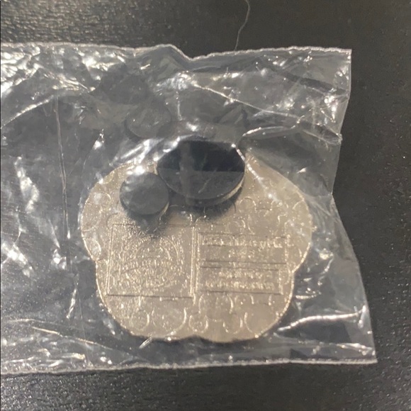 Disney pin - Picture 2 of 2